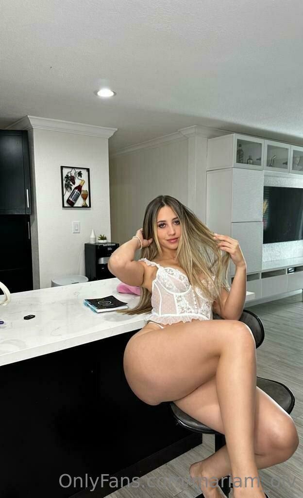 Blonde Bombshell With Lingerie Body And An Out Of This World Ass 32