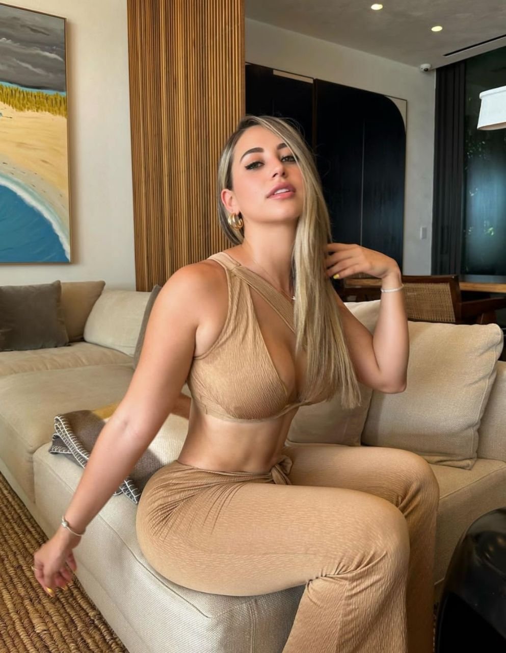 Blonde Bombshell With Lingerie Body And An Out Of This World Ass 94