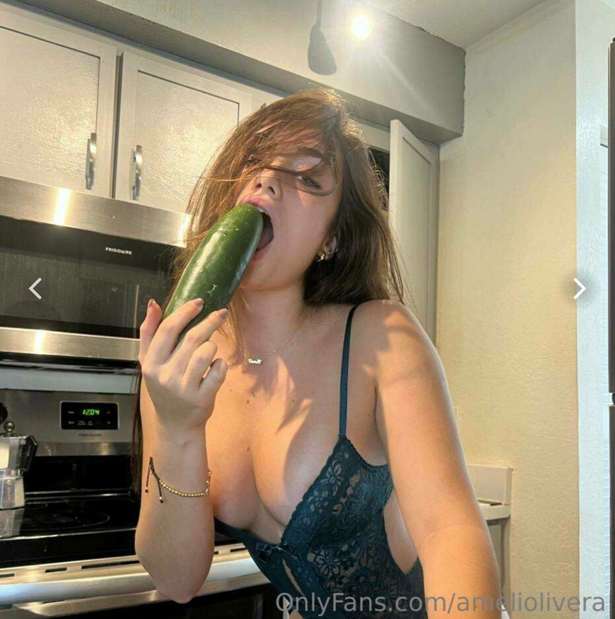 Ehrfürchtiges brünettes Babe 63