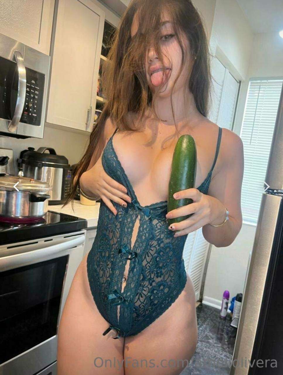 Ehrfürchtiges brünettes Babe 64