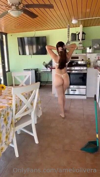 Ehrfürchtiges brünettes Babe 71