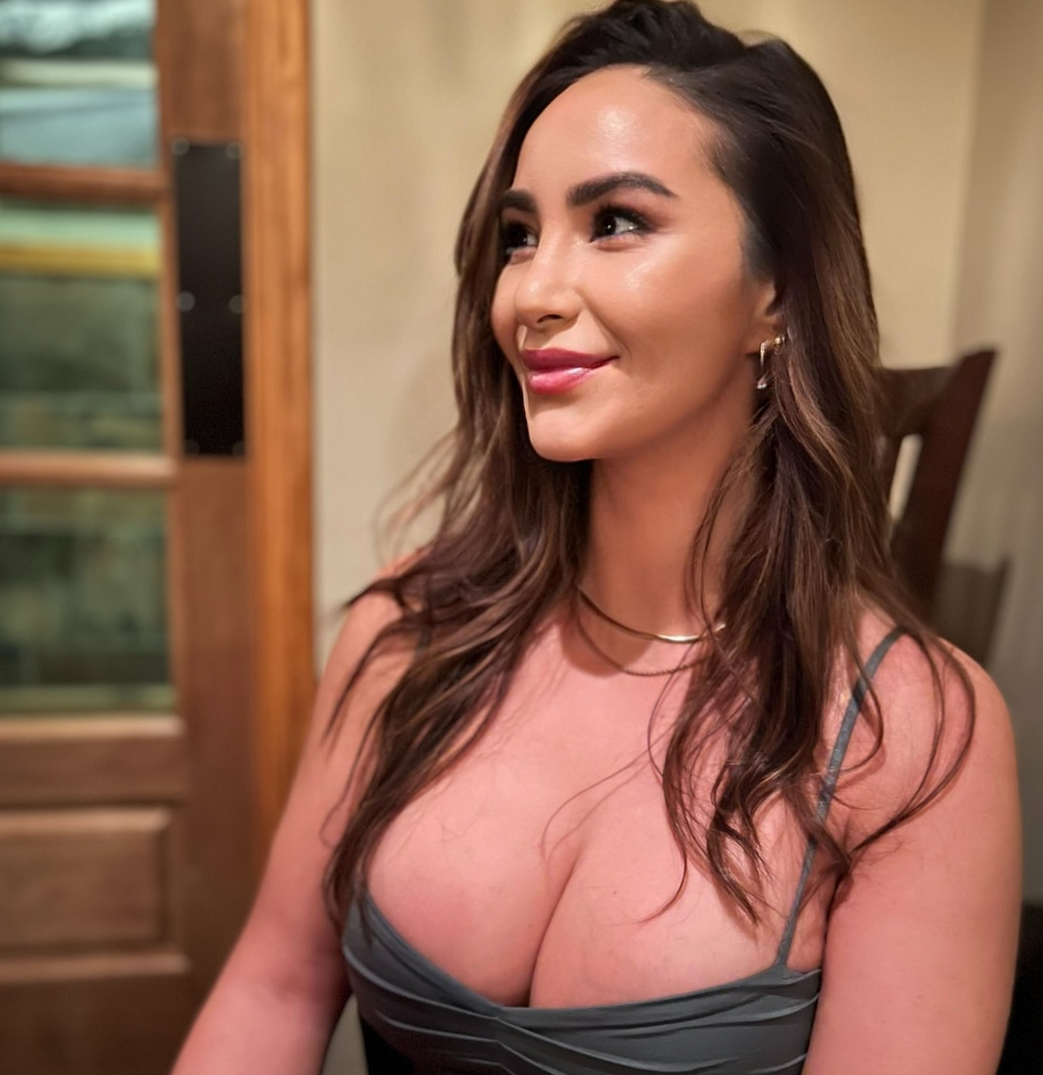 Hourglass MILF Model Slaying With Her Perfect Curves 3