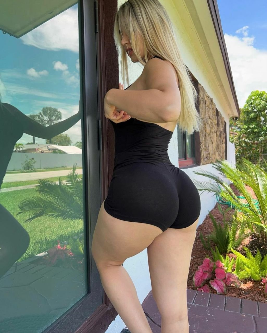 bella bionda con corpo perfetto 70