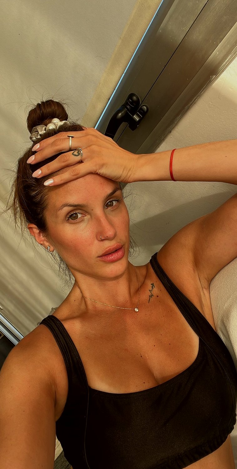 사무실에서 하루 일과를 마치고 옷을 벗을 수 있게 해달라고 간청하기 2