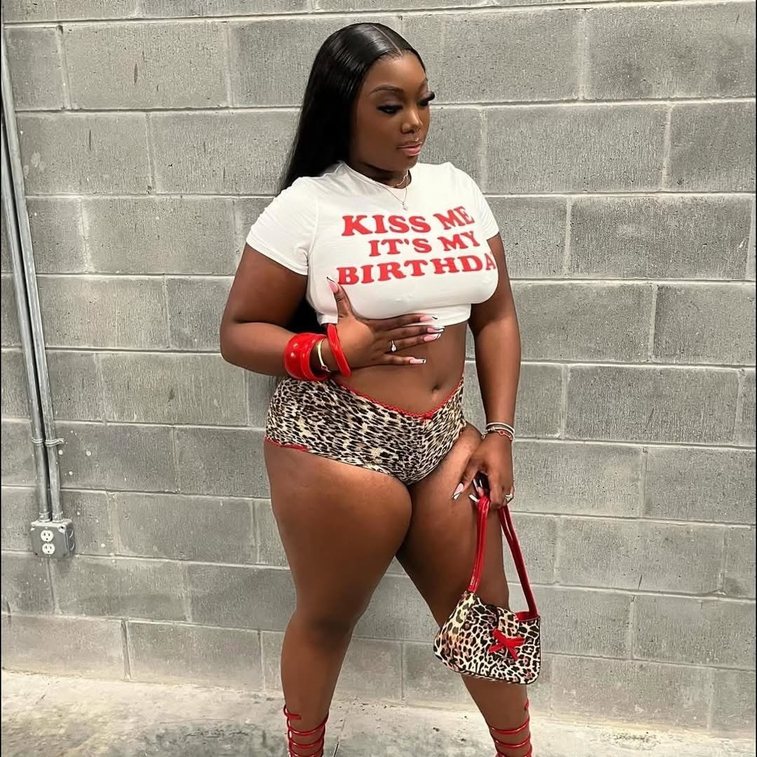 カービー・エボニー・クイーン・サービング・ユー・セクシー・バイブス・アンド・イレジスティブル・ヒート 1