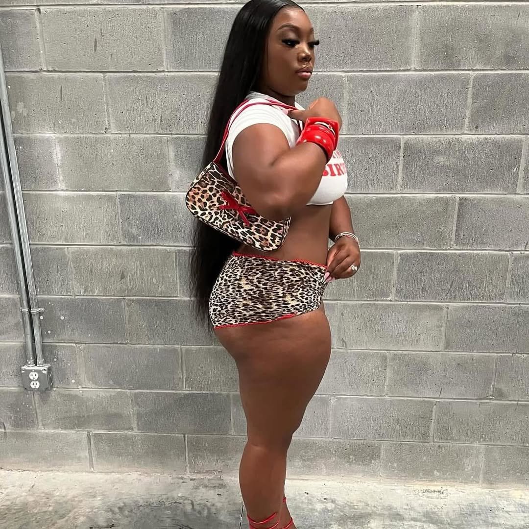 カービー・エボニー・クイーン・サービング・ユー・セクシー・バイブス・アンド・イレジスティブル・ヒート 2