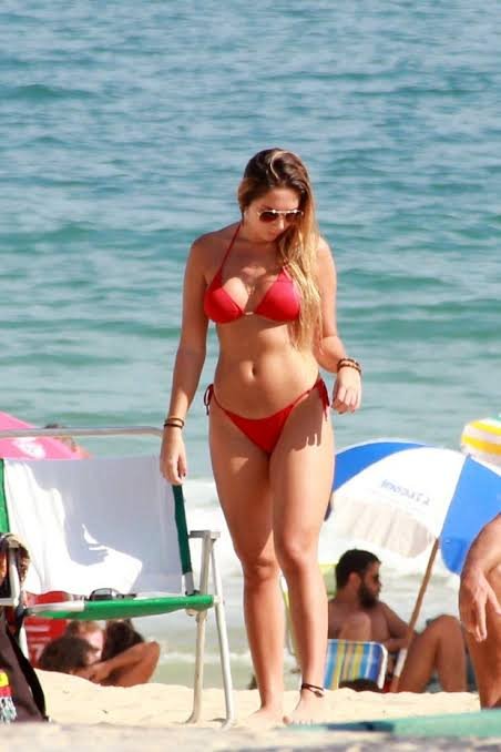 Carol Portaluppi Rio Karnavalı 2025'te çıplak dans etti 5