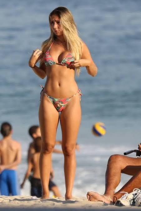 Carol Portaluppi Rio Karnavalı 2025'te çıplak dans etti 8