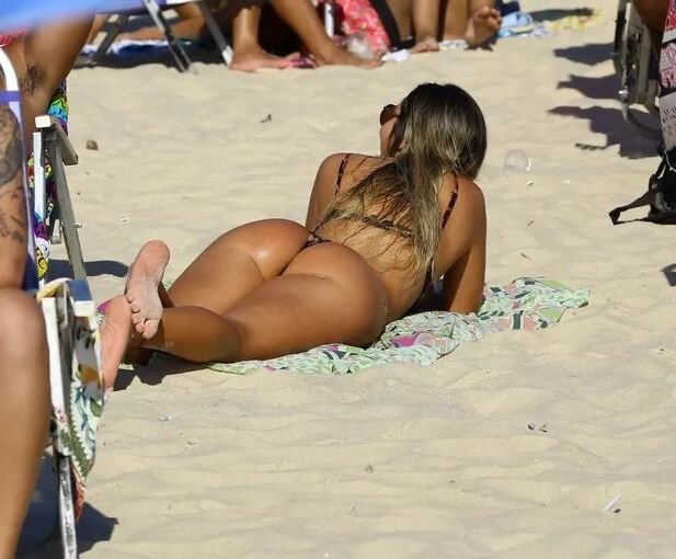 Carol Portaluppi Rio Karnavalı 2025'te çıplak dans etti 21