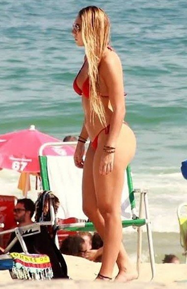 Carol Portaluppi Rio Karnavalı 2025'te çıplak dans etti 26