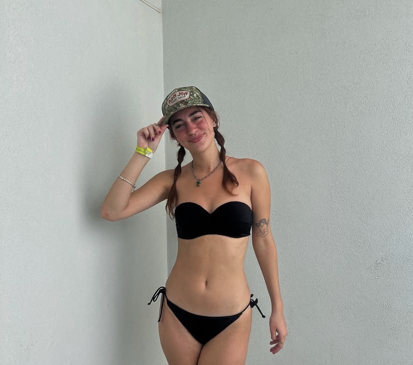Wonderful Hourglass Babe Hating Bras And Loving Attention 1