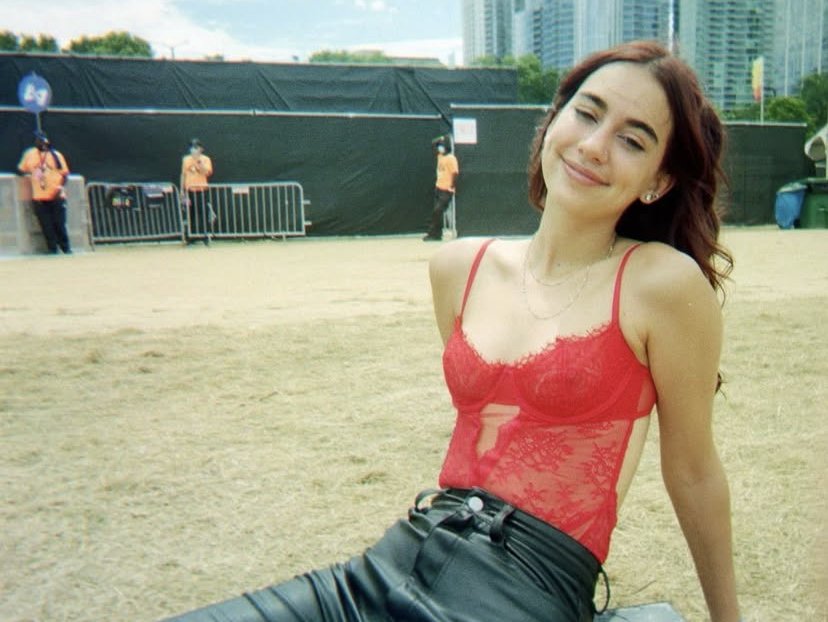 Wonderful Hourglass Babe Hating Bras And Loving Attention 5