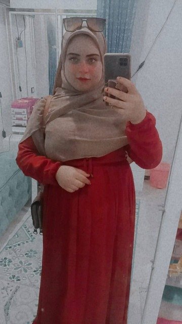 Hijabi Bombshell — Muslimah Babe Revealing Her Body 3
