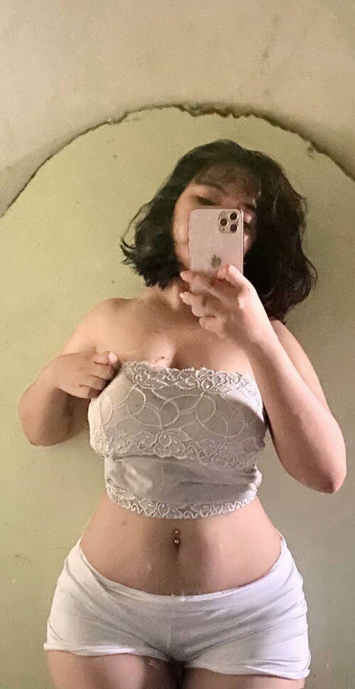 Pinay Babe Showing Off That Tight Asian Pussy 1