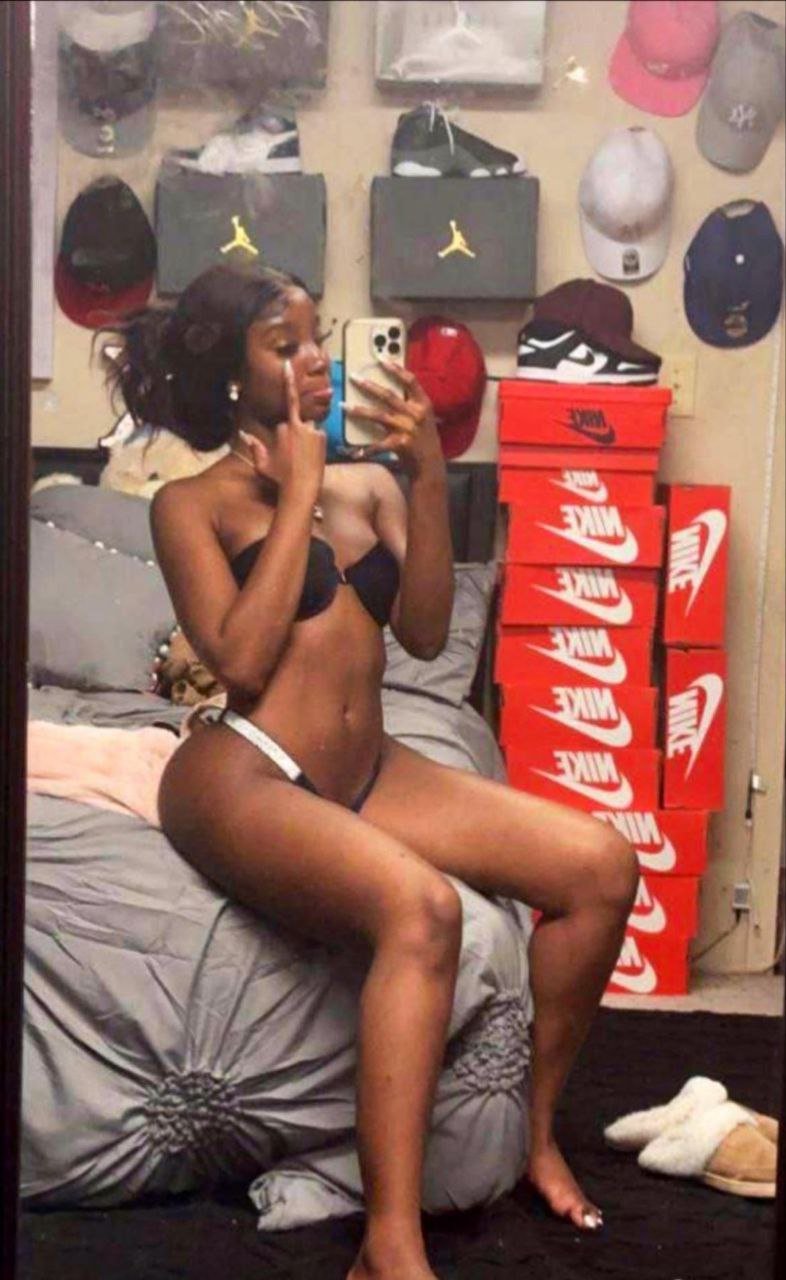 Sl@yy Kelly Twerking Her Ebony Ass Like A True Goddess 7