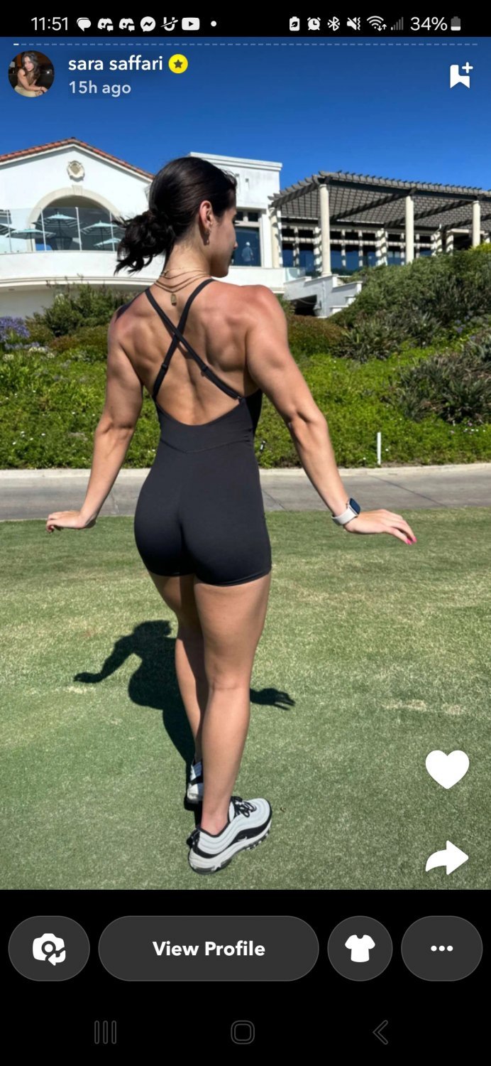 Sara Saffari Showing Off Her Fit Body And Tight Curves At The Gym 6