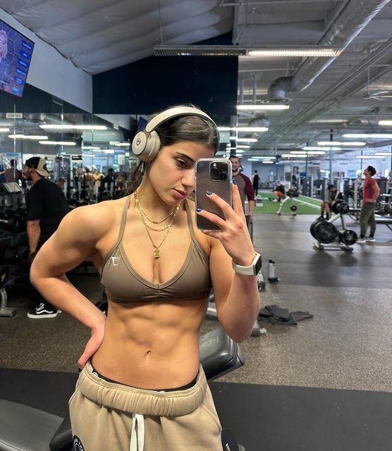 Sara Saffari Showing Off Her Fit Body And Tight Curves At The Gym 10