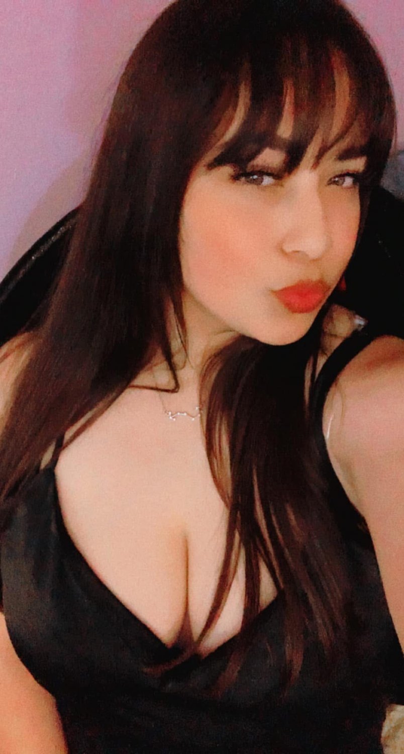 Selfie Queen With Big Natural Tits Ready To Break The Internet 10