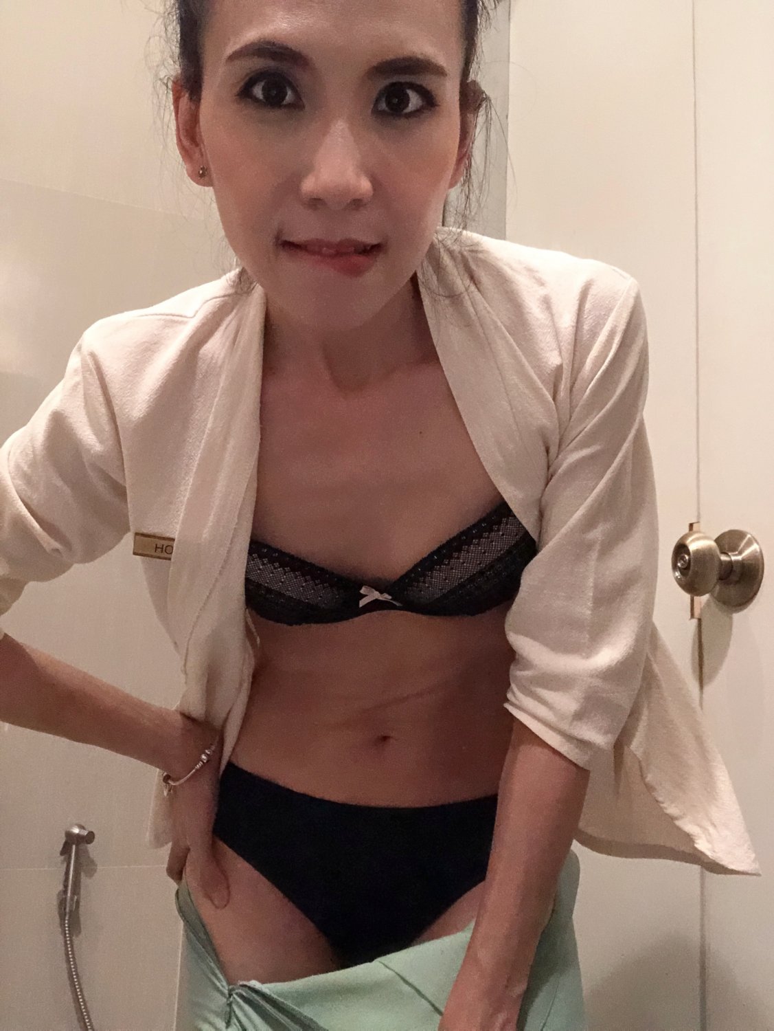 Niesamowita japońska pracownica hotelu ASS TO MOUTH Finger Her Booty And Suck It While In Toilets At Work LEAKED! ABG Floozy 4