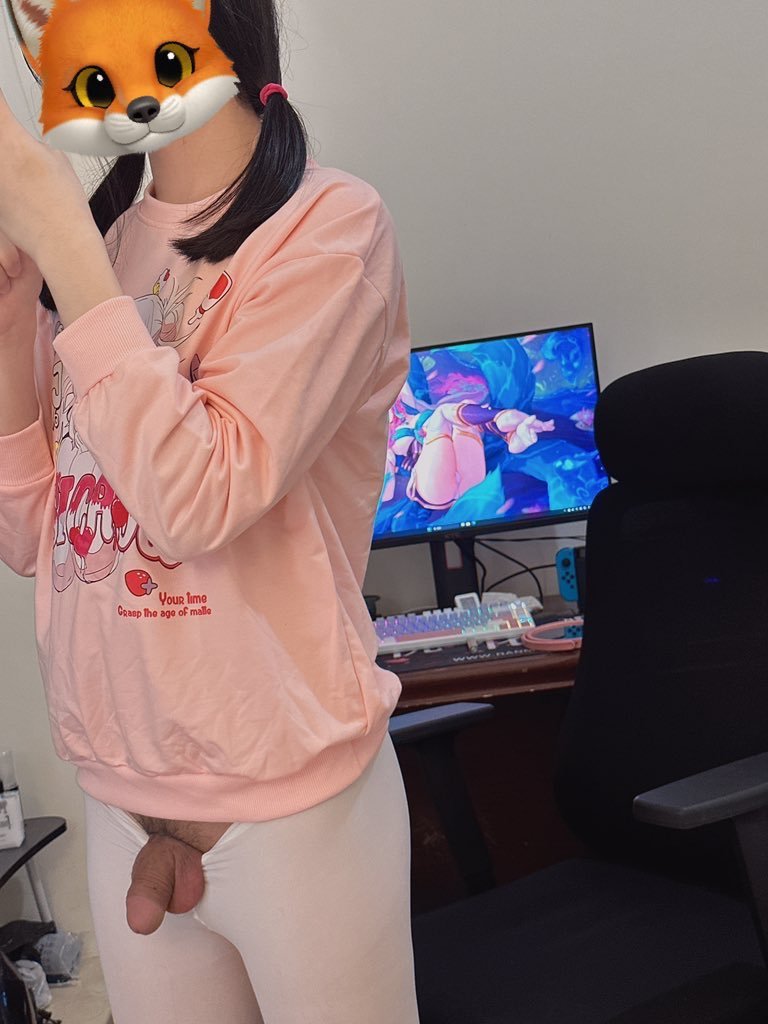 Beautiful Chinese Crossdresser Aran With A Petite, Playful Body 16