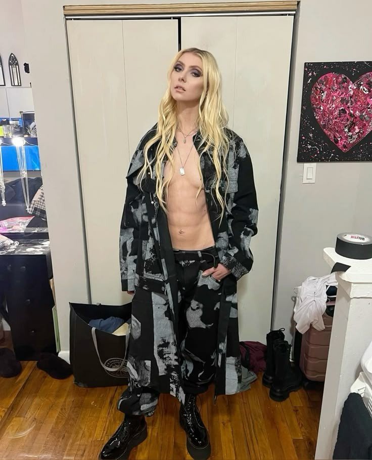 Taylor Momsen Gets Wild And Seductive Behind Closed Doors 1