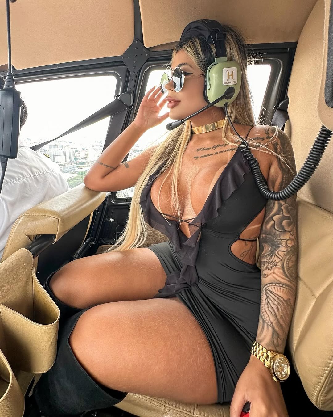 Thaís Perez Shows Off Her Curvy Cavala Body In A Seductive Display 52