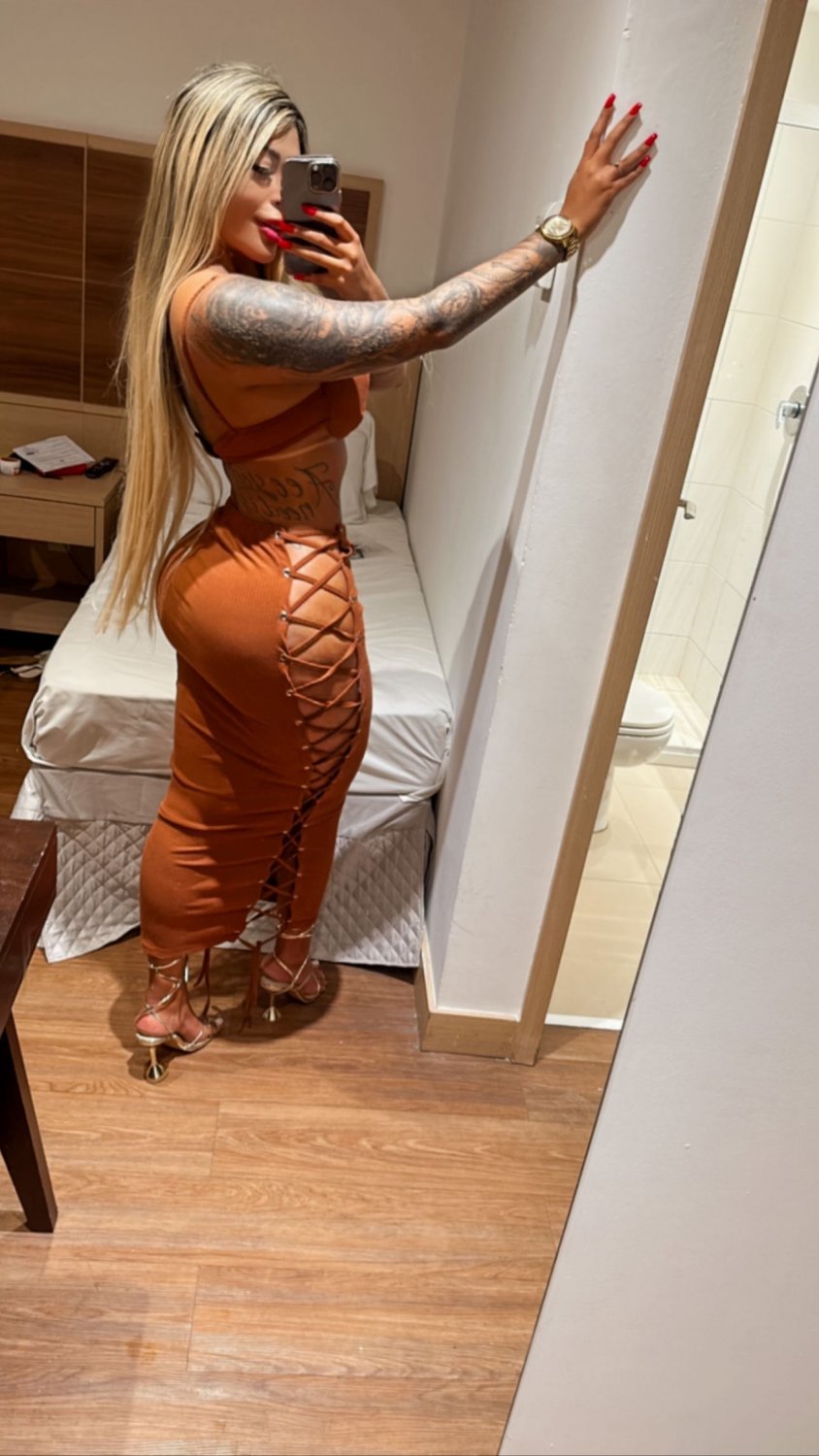 Thaís Perez Shows Off Her Curvy Cavala Body In A Seductive Display 66