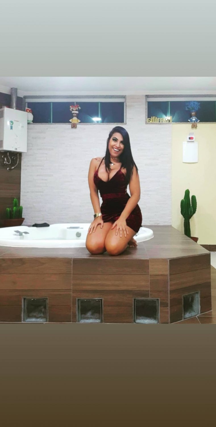 Gi Souza, Morena Linda, Shaking Her Curves And Stealing Hearts 2