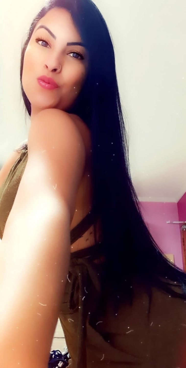 Gi Souza, Morena Linda, Shaking Her Curves And Stealing Hearts 4