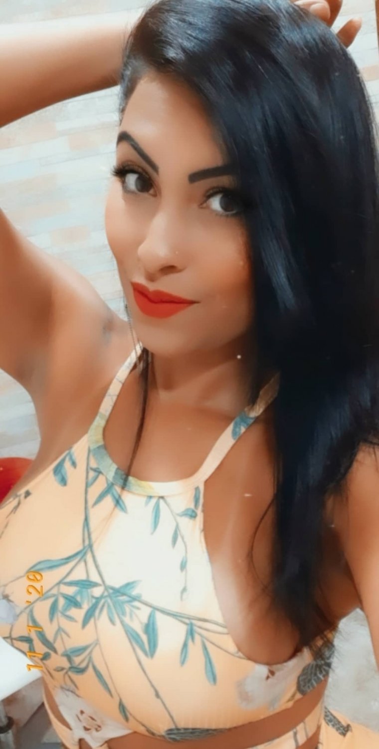Gi Souza, Morena Linda, Shaking Her Curves And Stealing Hearts 9