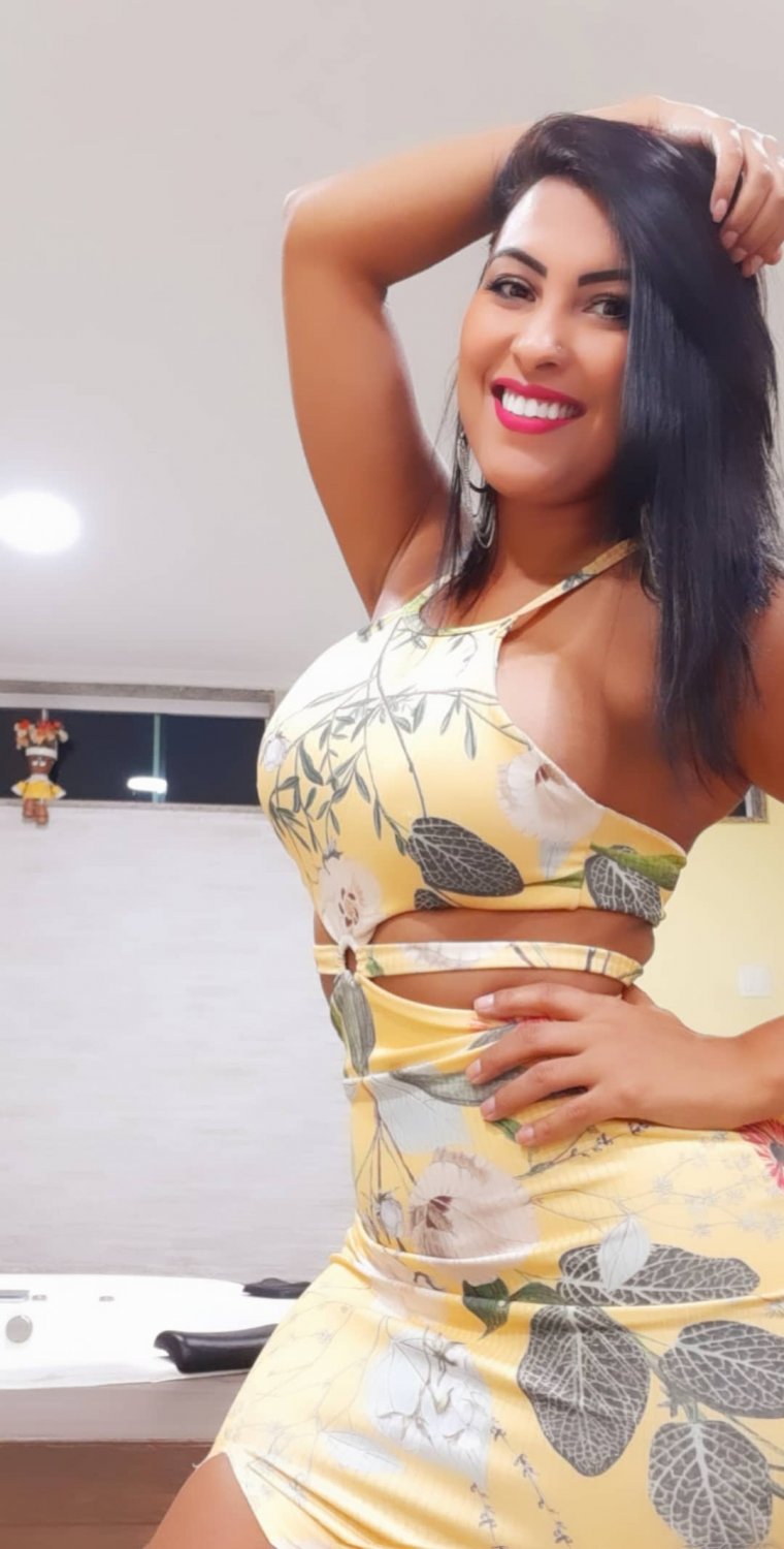 Gi Souza, Morena Linda, Shaking Her Curves And Stealing Hearts 14