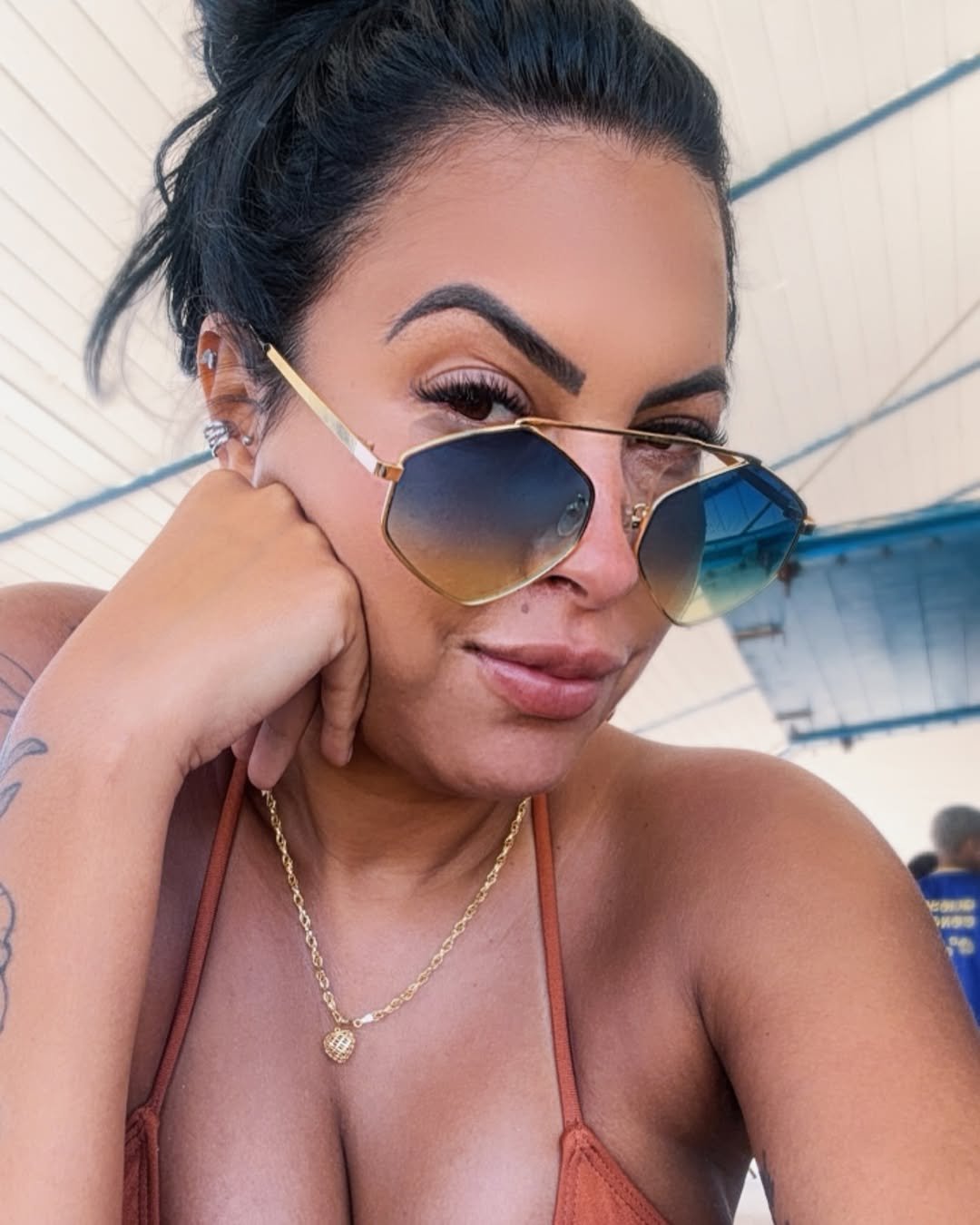 Gi Souza, Morena Linda, Shaking Her Curves And Stealing Hearts 17