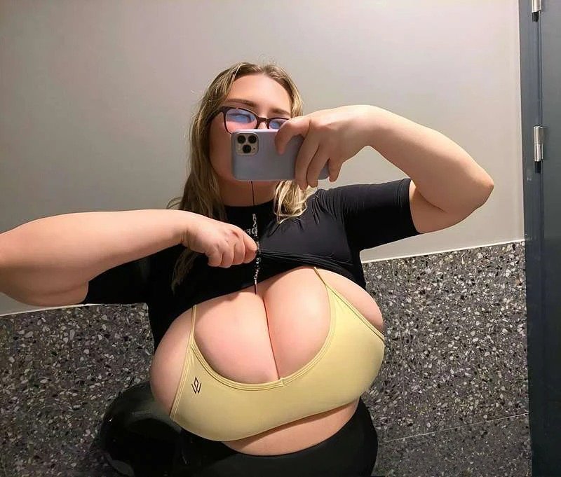 Snowbunny Blonde With Huge Tits Bounces That Juicy Body For You 14