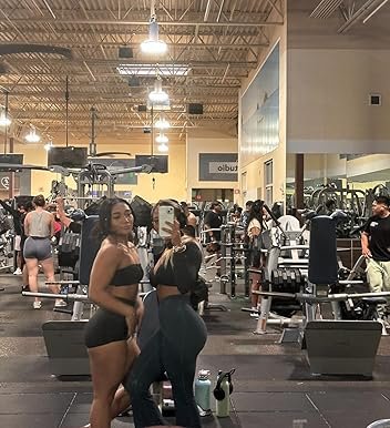 モア・タイト・ジム・ポーグス・ロッキング・ゼア・ブーティー・ショーツ・アンド・フロウンティング・イット・オール 9