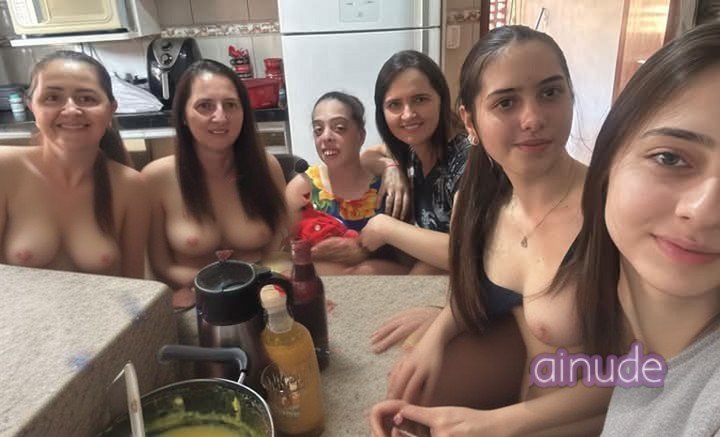 ジョシ・ソアレス・ストリップト・ヌード・アンド・ショウイング・オフ・ハー・サルトリー・カーブス 1