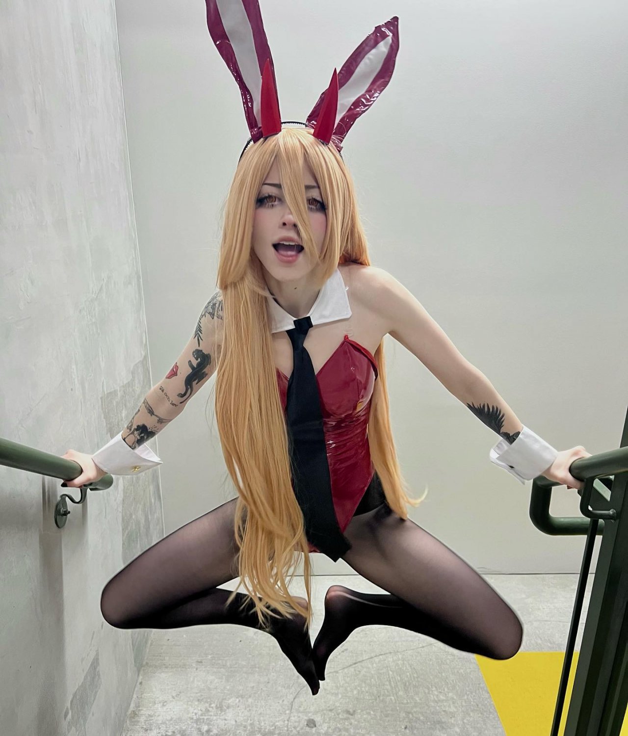 エモ・ベイブ・ベンズ・オーバー・アンド・テイクス・イット・ディープ・フォア・ザット・ハードコア・アナル・ラブ 57