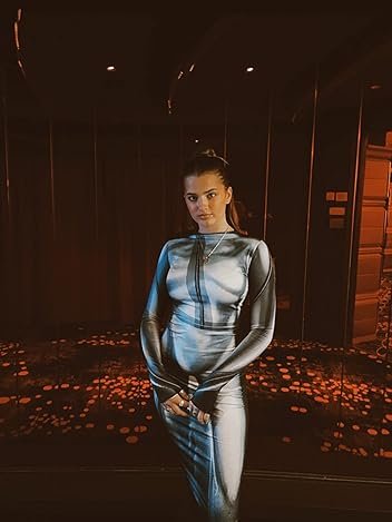 Dış Mekanda İnsanları Alay Eden Anahat Elbiseleri 12