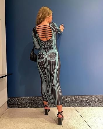 Dış Mekanda İnsanları Alay Eden Anahat Elbiseleri 17