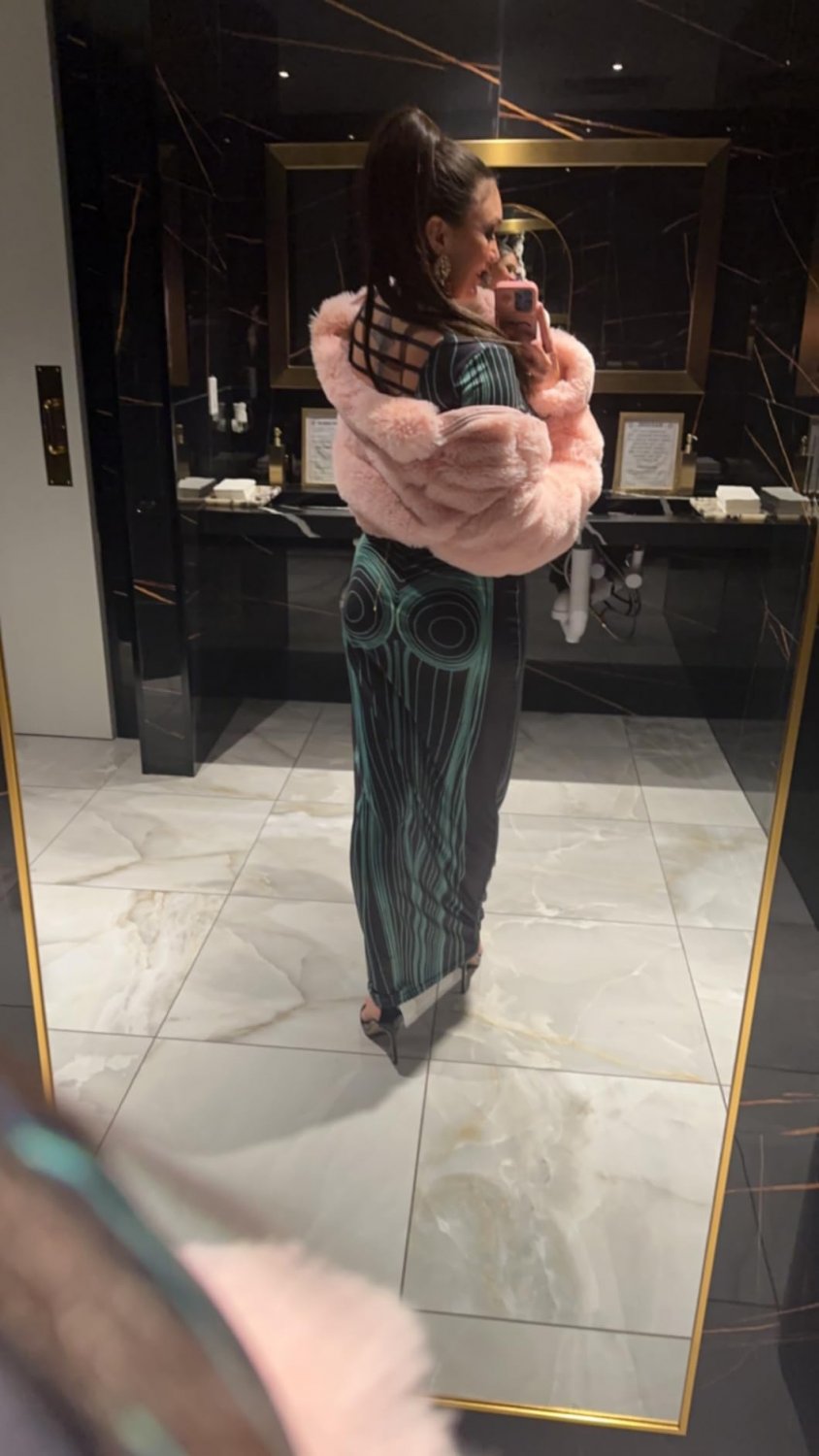 Dış Mekanda İnsanları Alay Eden Anahat Elbiseleri 43