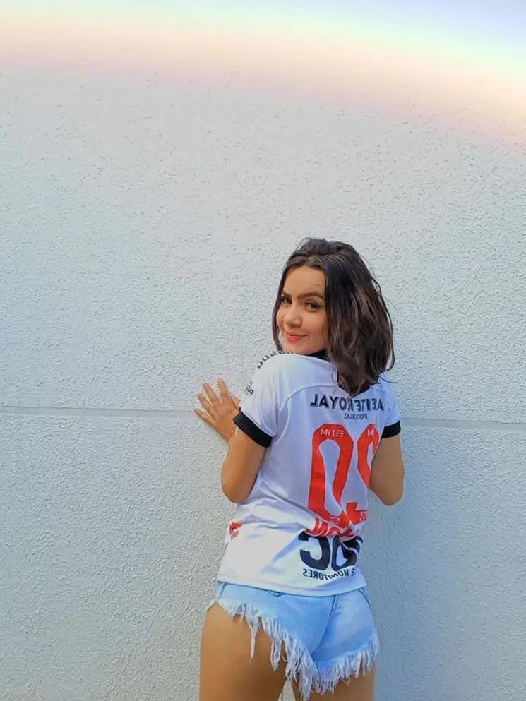 ヤング・ノビーニャ・バスカイナ・ゲッティング・ワイルド・アット・ザ・モーテル 2