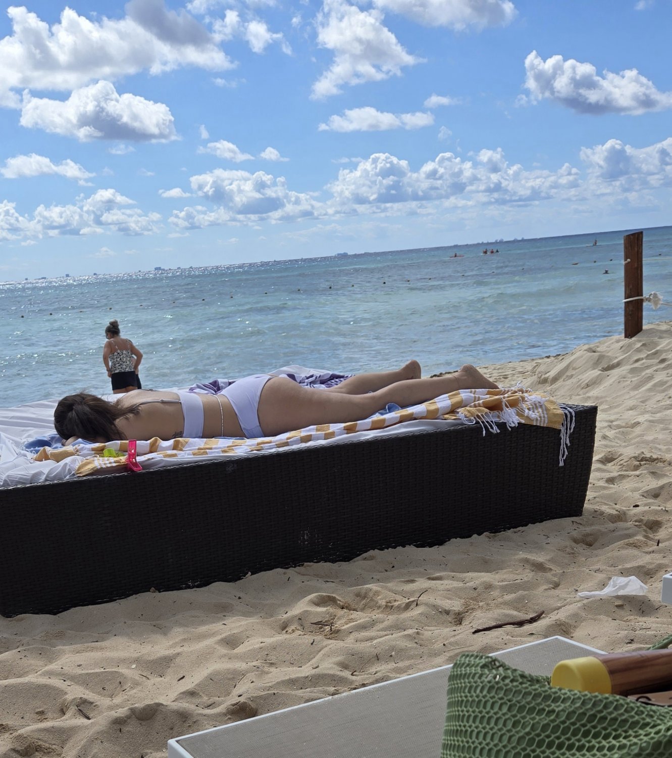 ビーチ・ビキニ・ショッツ・オブ・ホット・ラティーナ・ミルフス・ショウイング・オフ・エブリ・カーブ 1