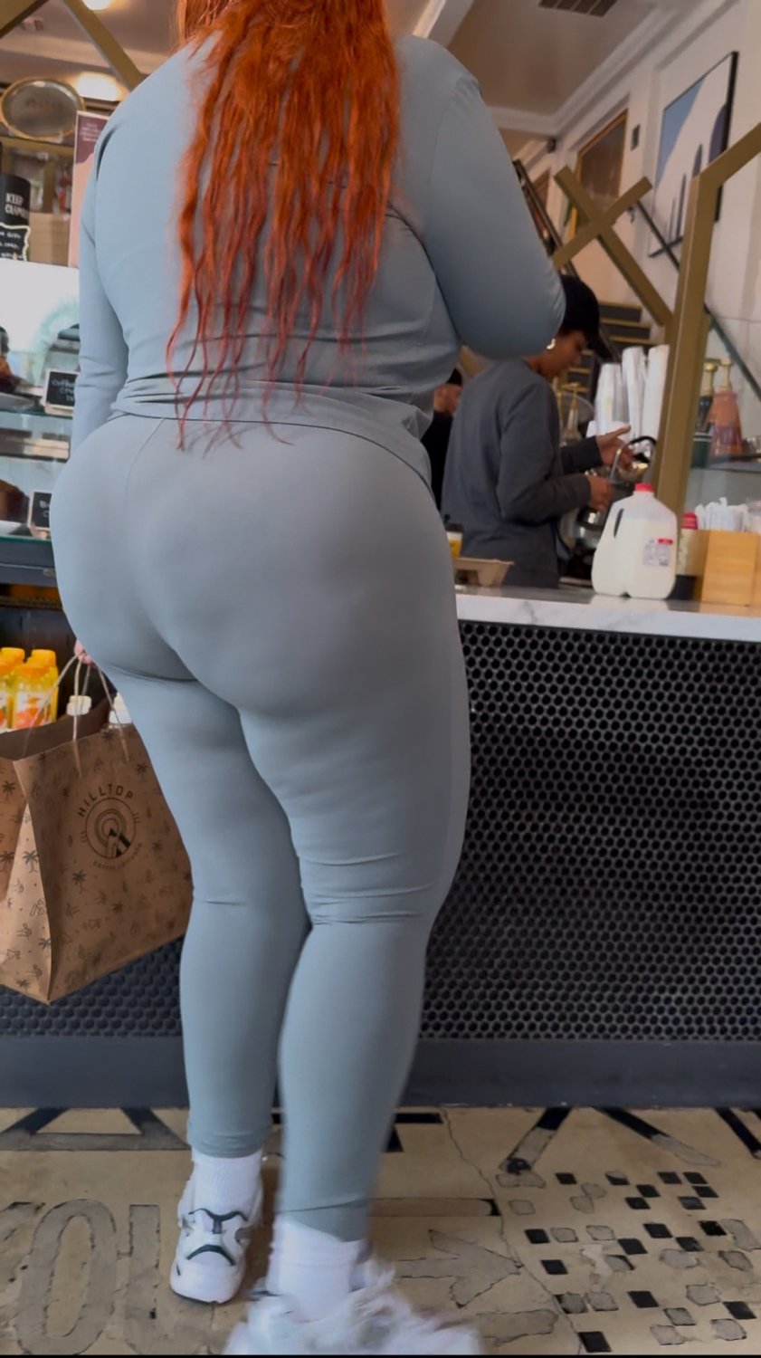 シック・ラティーナ・BBWショウイング・オフ・ザット・ジューシー・アス・イン・タイト・レギンス 2