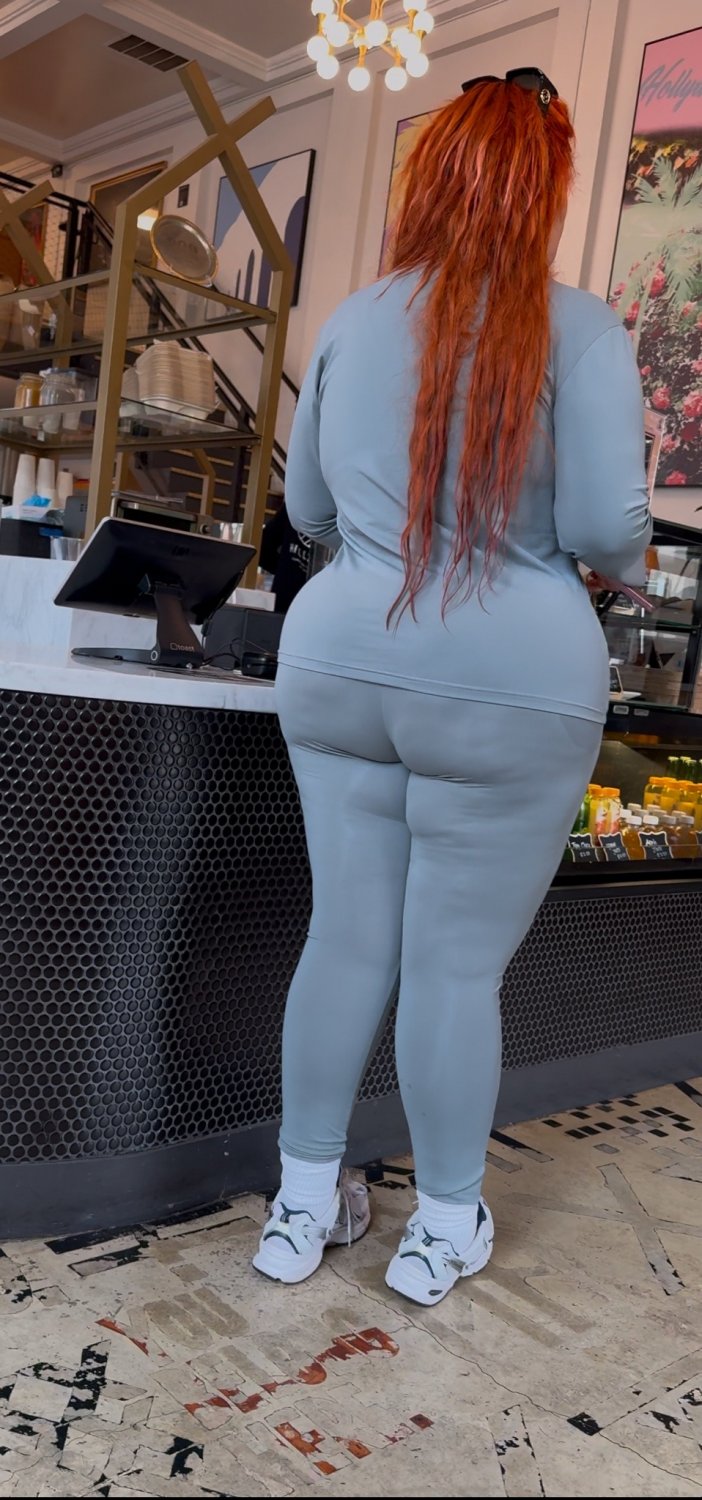 シック・ラティーナ・BBWショウイング・オフ・ザット・ジューシー・アス・イン・タイト・レギンス 5