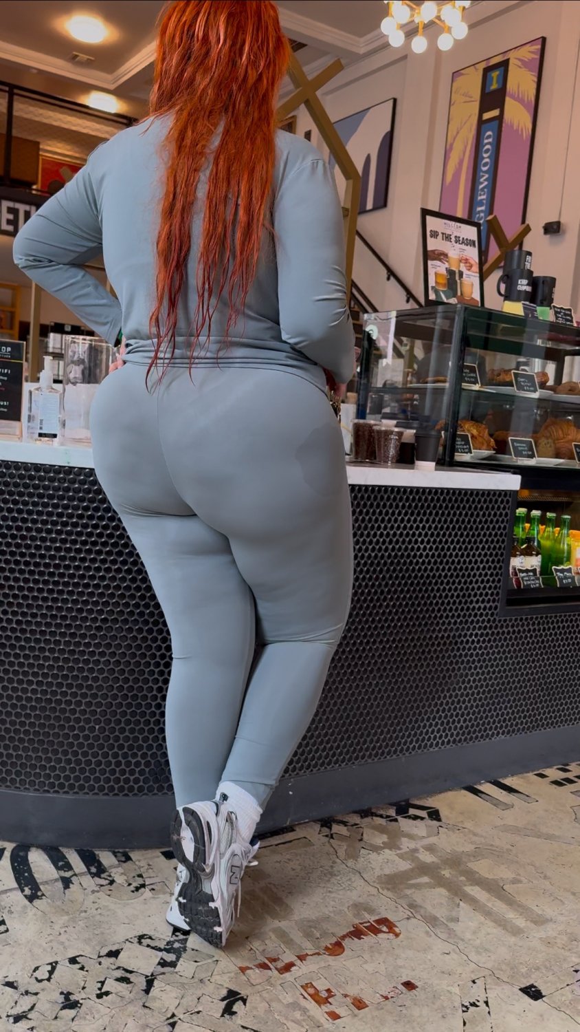 シック・ラティーナ・BBWショウイング・オフ・ザット・ジューシー・アス・イン・タイト・レギンス 6