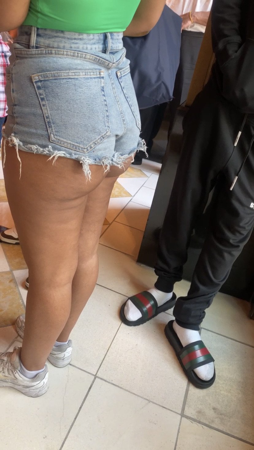 ラティーナ・スラット・ショウイング・オフ・ザット・シック・ラウンド・アス・フォア・ダディー 1