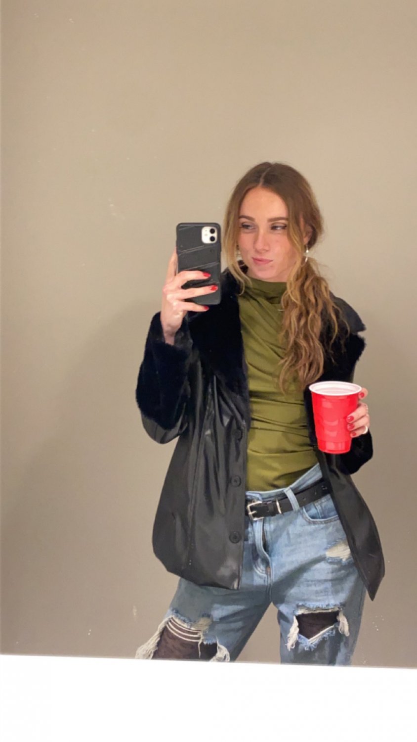 ディス・ゴージャス・スラット・ラブズ・ゲッティング・フィルシー・イン・エブリ・ウェイ・ポッシブル 1