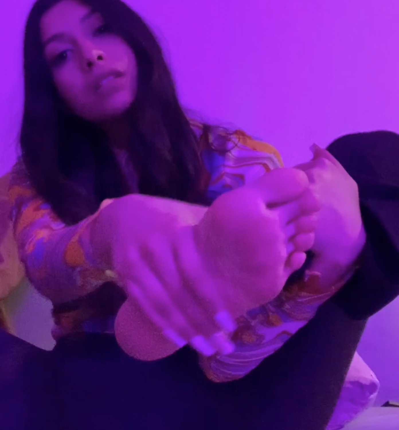 Latina Goddess Worships Her Own Feet in a Sultry Tease 4