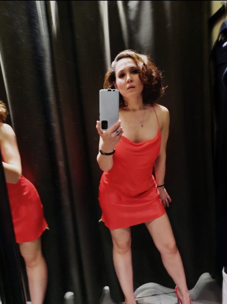 スクルンプシャス・エステフィー・フロム・アルゼンチナ・ターンズ・イントゥ・ア・ワイルド・パブリック・カムダンプ・スラット 50