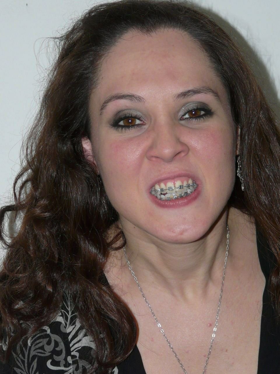 スクルンプシャス・エステフィー・フロム・アルゼンチナ・ターンズ・イントゥ・ア・ワイルド・パブリック・カムダンプ・スラット 69