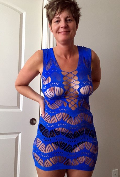 Mature Brunette Hottie Showing Off Her Curves With No Shame 1